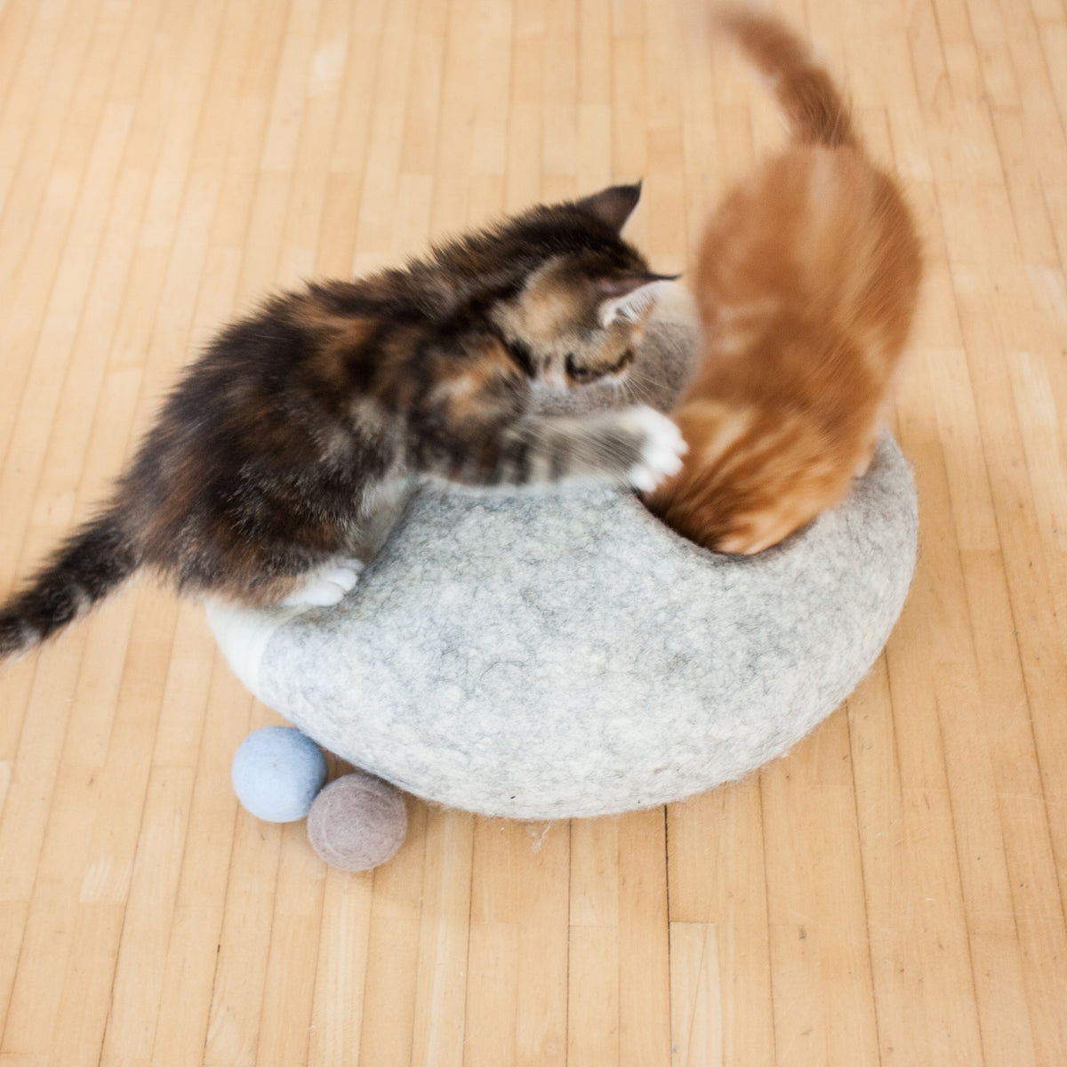 PEBBLE felt cave for cats