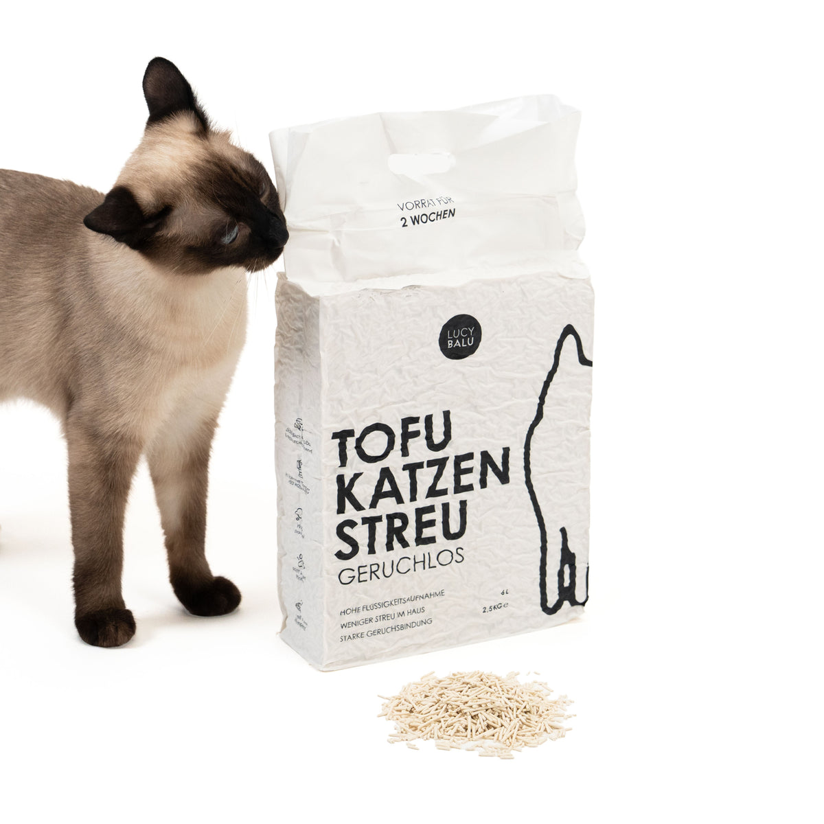 Katze schnuppert an geöffnetem Beutel Tofu Katzenstreu in der Variante Geruchlos