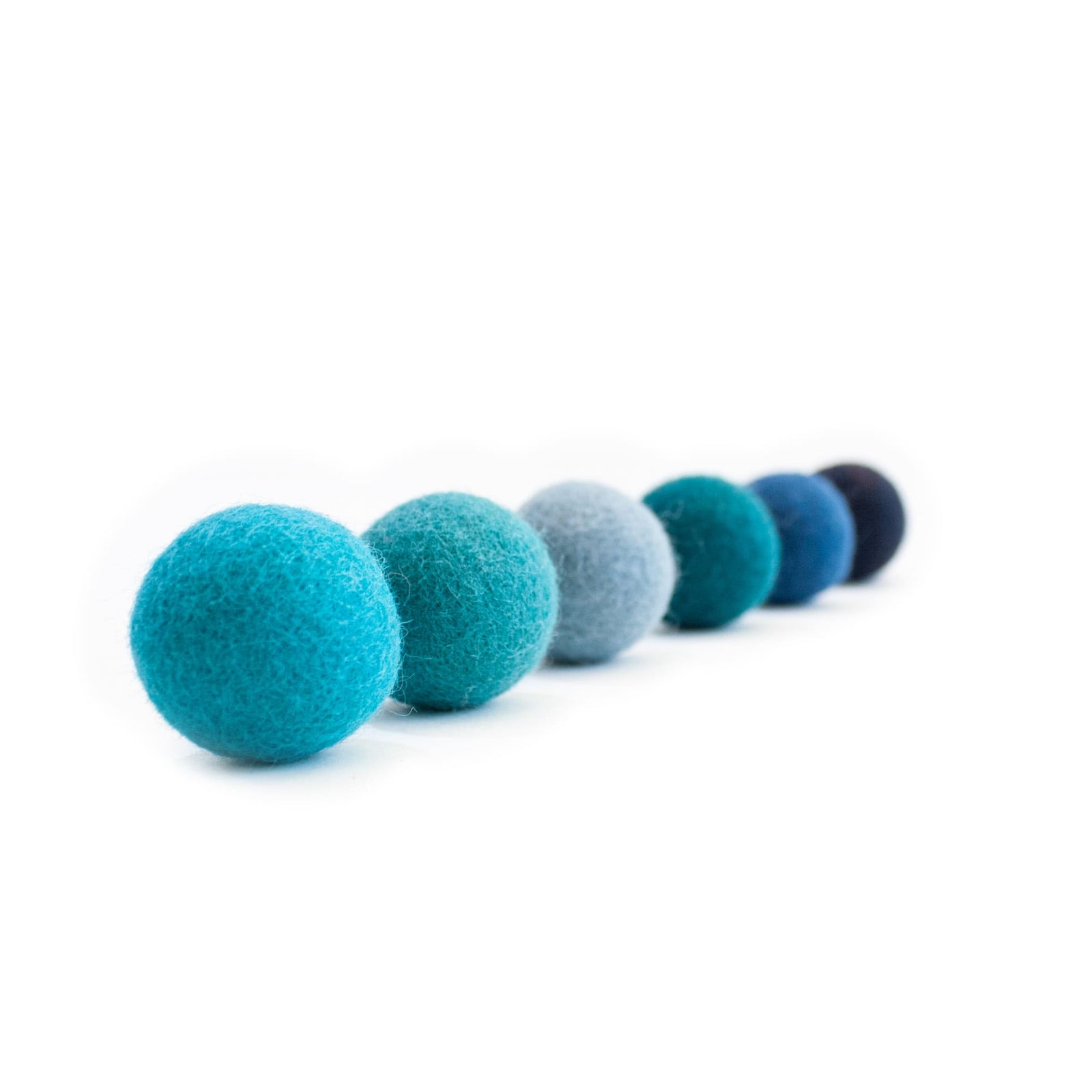OCEAN VIBES felt balls in six shades of blue