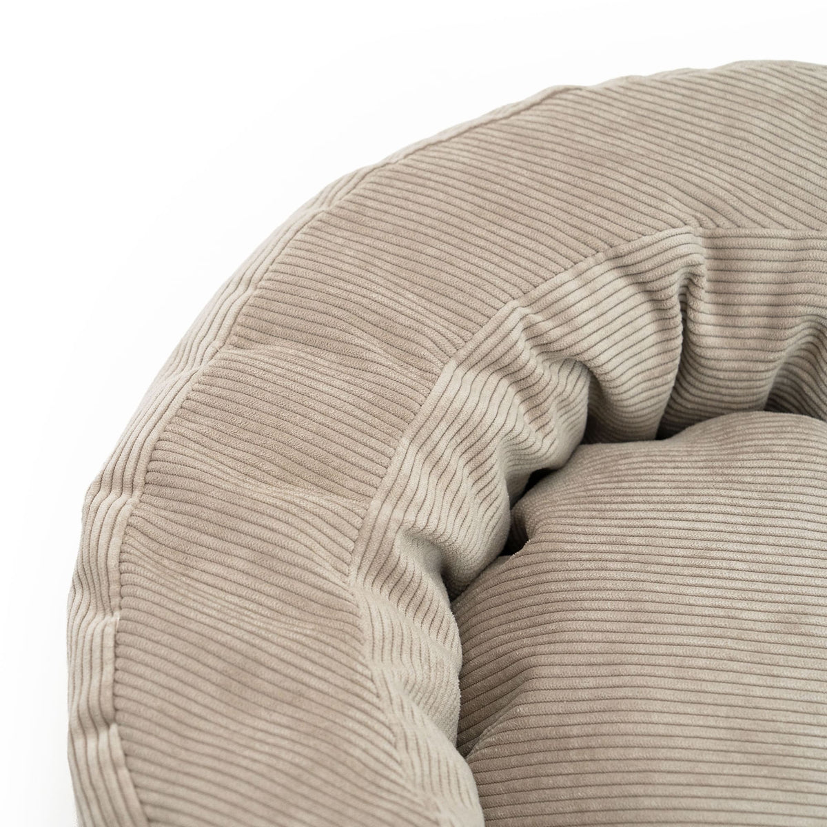 Detailaufnahme des Cordstoffs des LucyBalu Katzenbetts – weiche Rillenstruktur und hochwertige Verarbeitung.