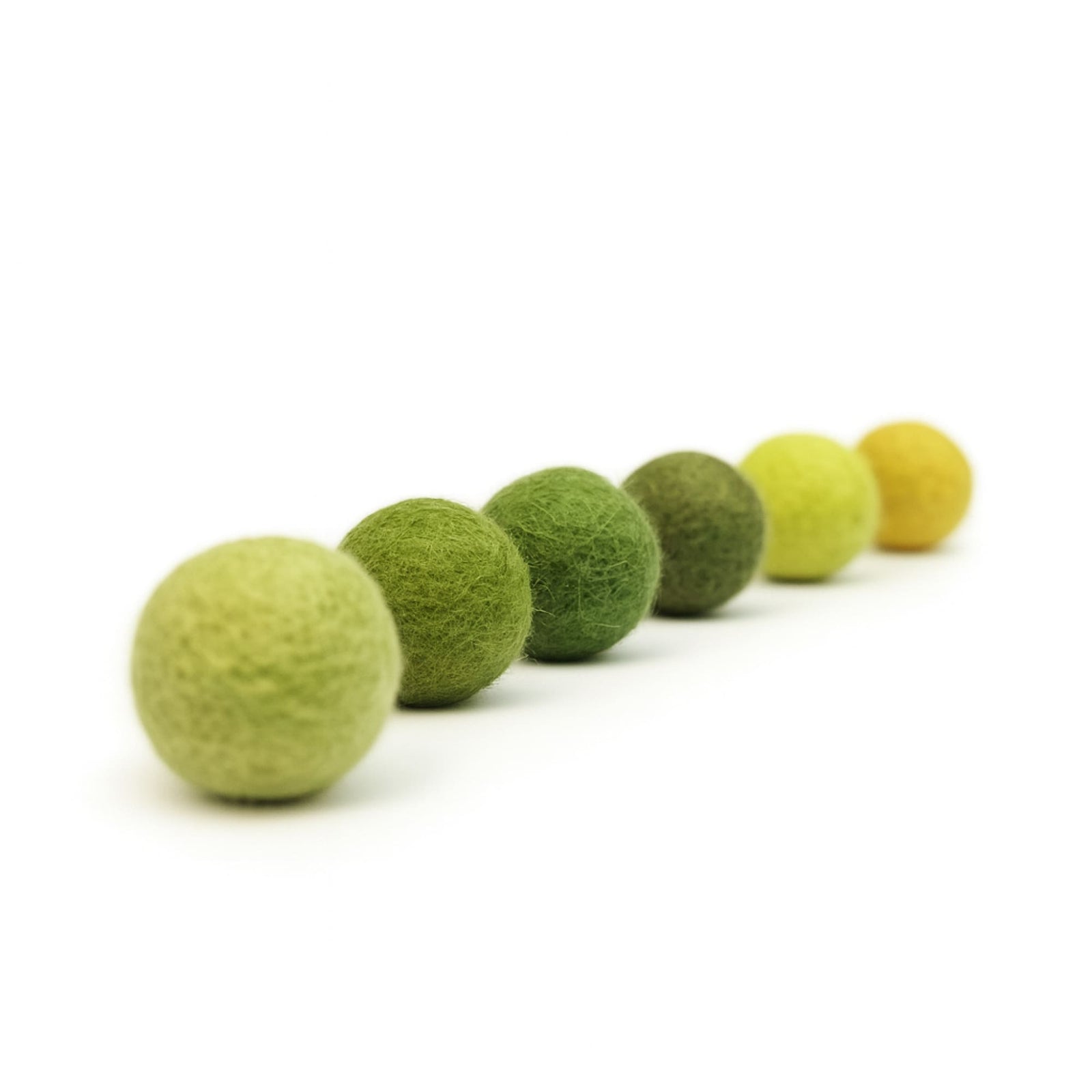MATCHA MIX felt balls in a colour gradient from green to yellow