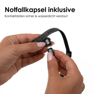 Kontaktkapsel wird geöffnet – wasserdichte Notfalllösung für Katzenhalsbänder mit Adressdaten.