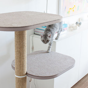 Weißer Kratzbaum mit Filzplattform und Sisalstamm – stylische Kratzmöglichkeit für Katzen.