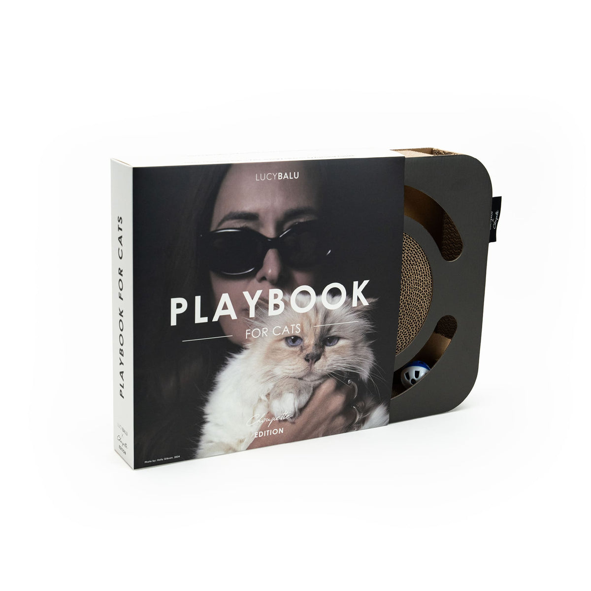 Interaktives Katzen-Kratzspielzeug im Look eines Coffeetable Books – LucyBalu x Choupette Edition.