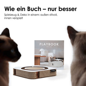 Zwei Katzen spielen auf einem weißen Kratzbrett aus Wellpappe mit rundem Kratzbereich und integriertem Ball.