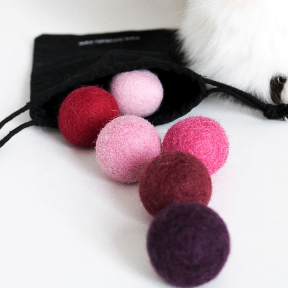 VIVA MAGENTA Felt Balls