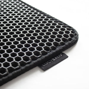 detail aufnahme von lucy balu label auf katzenstreumatte