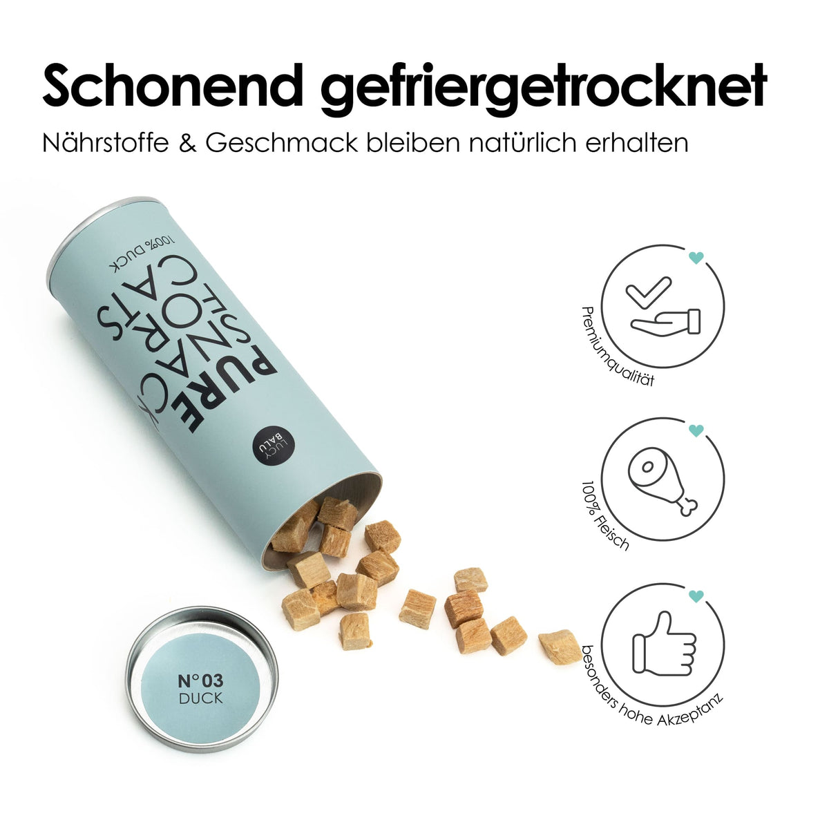 Umgekippte Dose mit der Aufschrift „Pure Snack for Cats – 100 % Duck“, aus der würfelförmige gefriergetrocknete Katzenleckerlis herausfallen, daneben Symbolgrafiken.