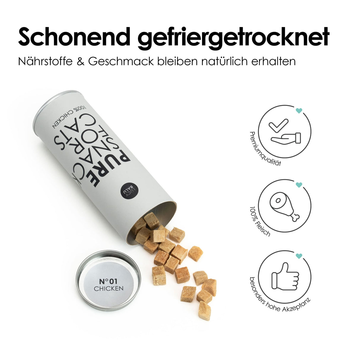 Umgekippte Dose mit der Aufschrift „Pure Snack for Cats – 100 % Chicken“, aus der würfelförmige gefriergetrocknete Katzenleckerlis herausfallen, daneben Symbolgrafiken.