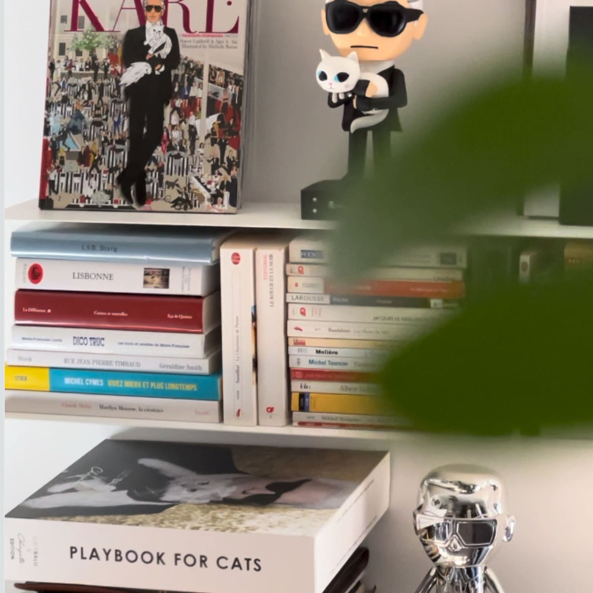 Verspielte Bücherdeko im Karl-Lagerfeld-Stil: Playbook for Cats zwischen Kunstbüchern und Choupette-Figur.