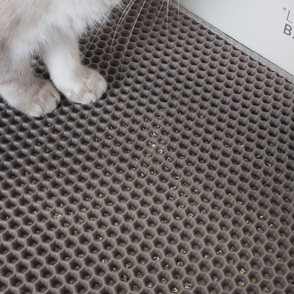 nahaufnahme von der wabenstruktur der katzen streumatte