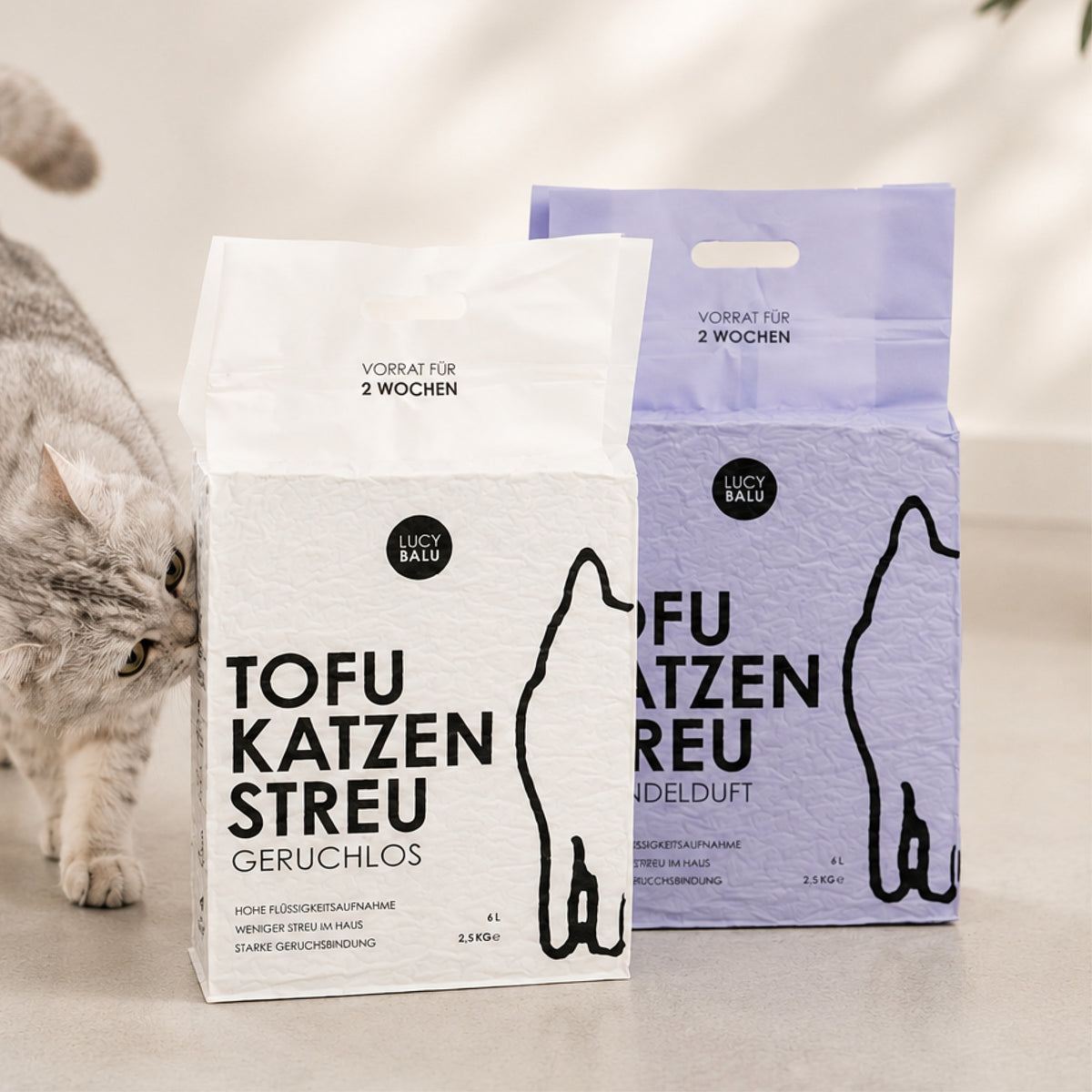 Zwei Beutel Tofu Katzenstreu nebeneinander, zwei Varianten: Geruchlos und Lavendel