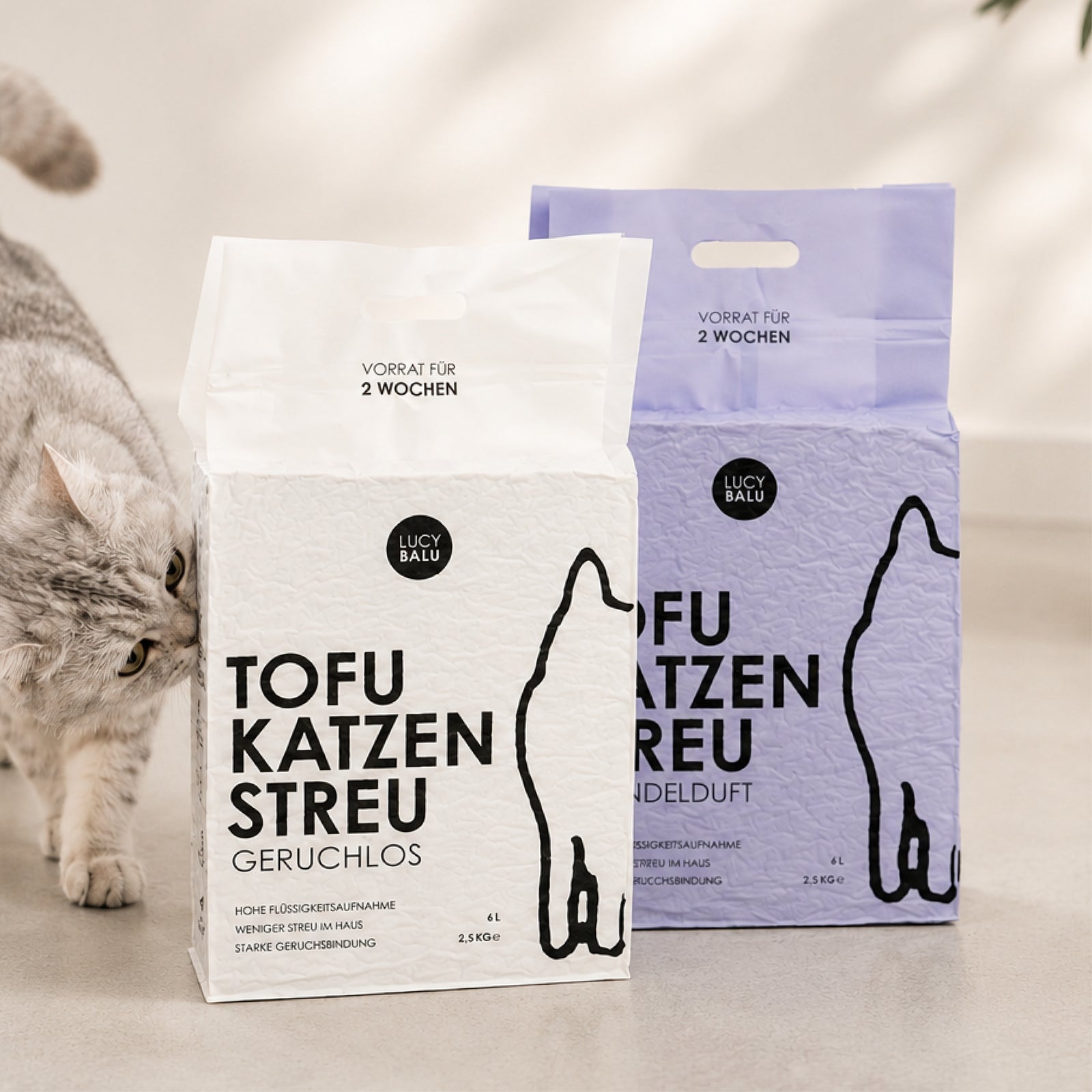 Zwei Beutel Tofu Katzenstreu nebeneinander, zwei Varianten: Geruchlos und Lavendel