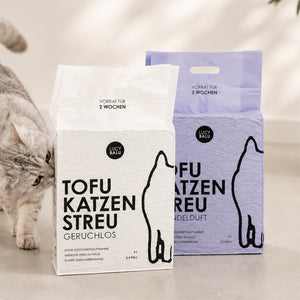 Zwei Beutel Tofu Katzenstreu nebeneinander, zwei Varianten: Geruchlos und Lavendel