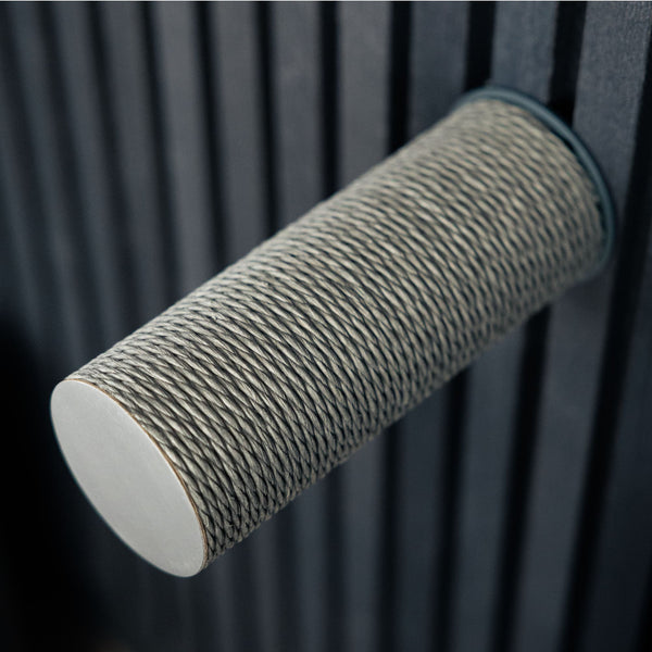 JUMPER LITE Kratzstamm in Anthrazit, Nahaufnahme der Sisal-Ummantelung an dunkler Lamellenwand