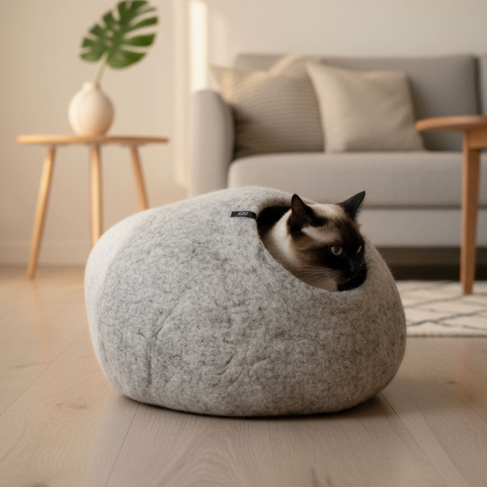 PEBBLE felt cat cave in grey-white