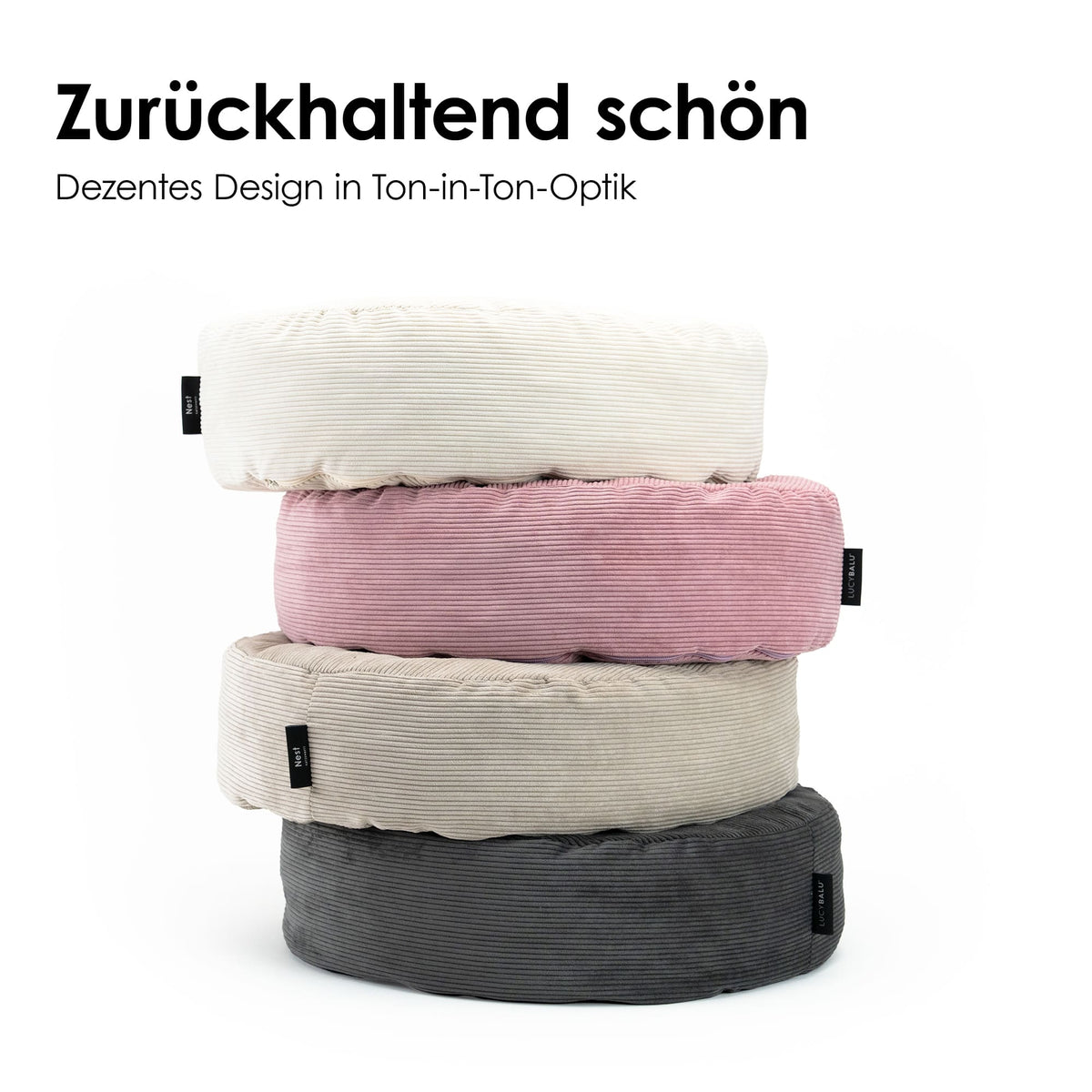 Gestapelte Katzenbetten aus Cord in Weiß, Rosa, Sand und Anthrazit mit Text „Zurückhaltend schön – Dezentes Design in Ton-in-Ton-Optik